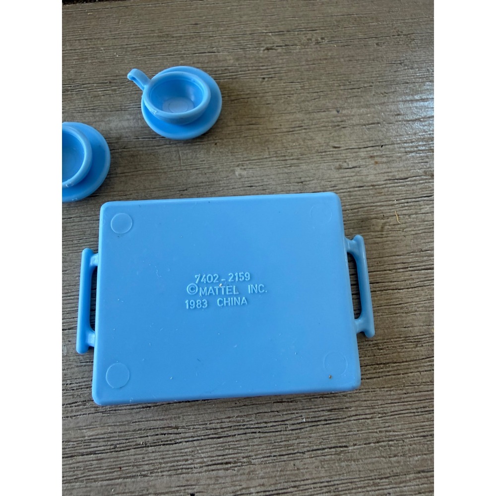 Mattel vintage 1983 Barbie Tea Set Blue Pot Cups Saucers Tray 7 Pieces - Picture 3 of 3